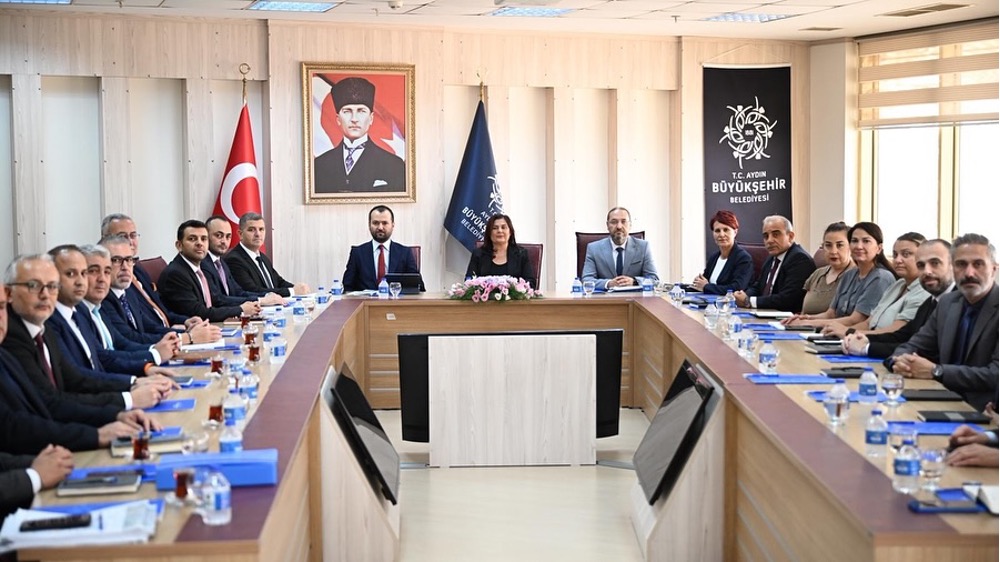 11 kişi ve şunu diyen bir yazı 'RIOS B0Y OE ် BOYOA AYDIN BÜYÜKŞEHİR BELEDİYESI' görseli olabilir