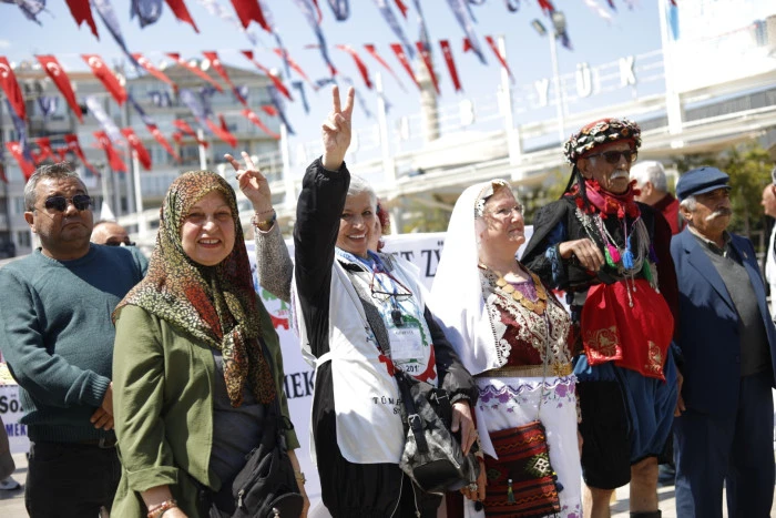 EMEKLİLER SAHAYA İNDİ: AYDIN&rsquo;DA B&Uuml;Y&Uuml;K Y&Uuml;R&Uuml;Y&Uuml;Ş