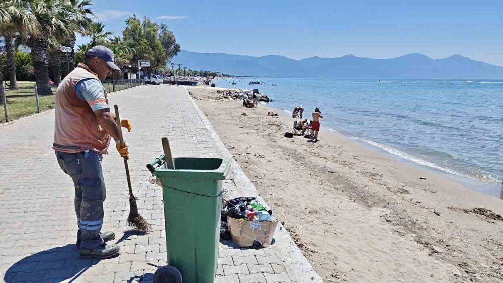Kuşadası&rsquo;da bayramtatilinde 3 bin 67 ton &ccedil;&ouml;p toplandı
