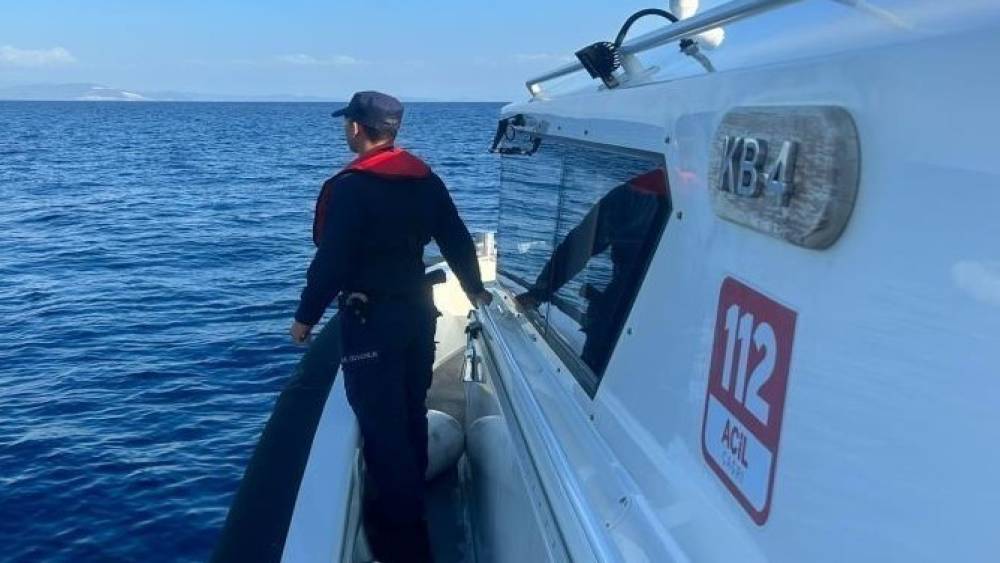 Lastik botta s&uuml;r&uuml;kleniyordu, sahil g&uuml;venlik kurtardı
