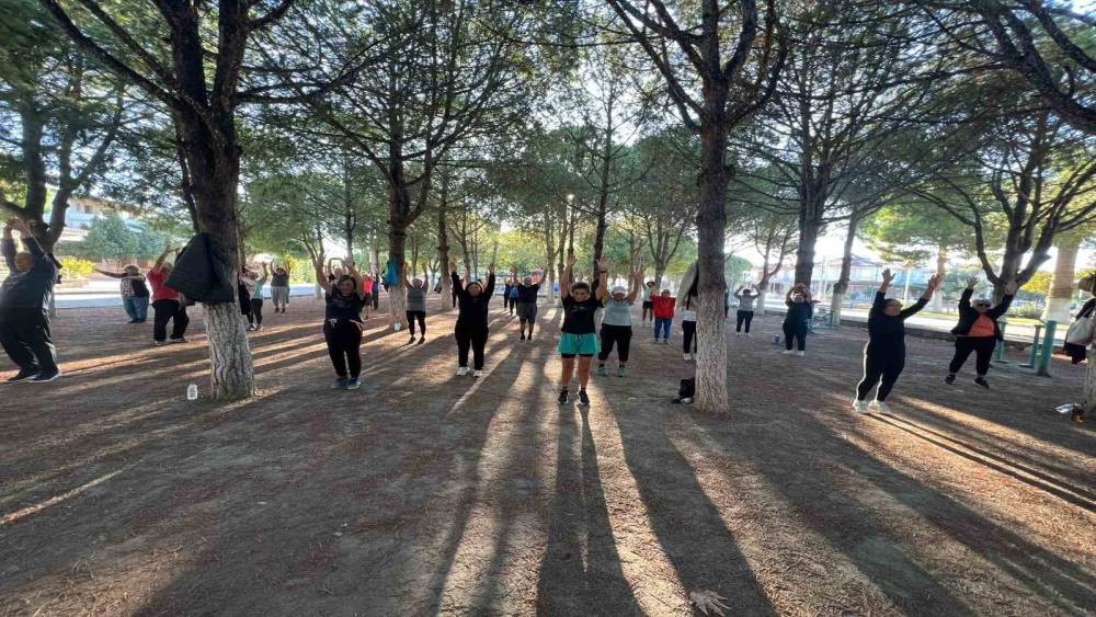 Kuşadası&rsquo;nda vatandaşlar g&uuml;ne sporla başladı
