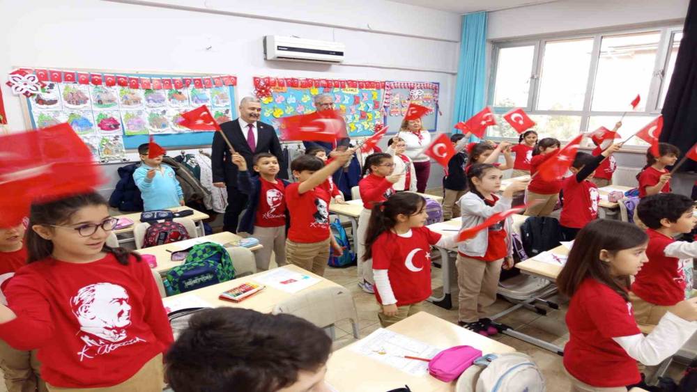 İkinci d&ouml;nem "Bayrak Sevgisi" dersiyle başladı
