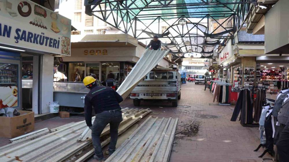 Nazilli Ayakkabıcılar Sokağı&rsquo;nda &ccedil;atı yenileme &ccedil;alışmaları yeniden başladı
