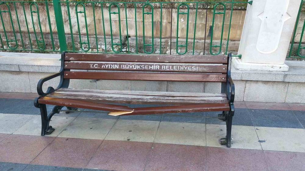 Banklar ve sokaklar duyarsız vatandaşların hedefi oldu
