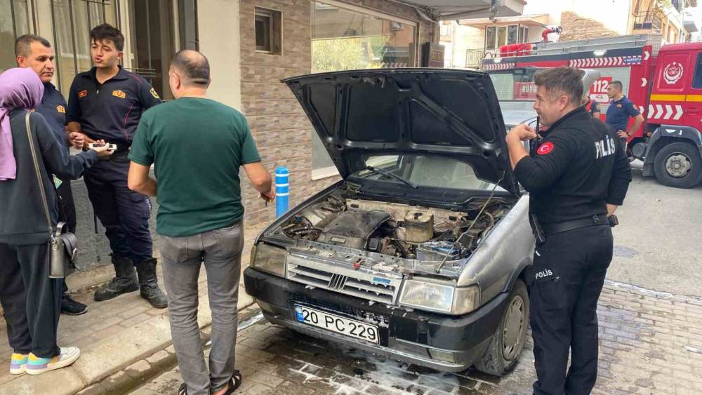 Seyir halindeki otomobilde &ccedil;ıkan yangın paniğe neden oldu
