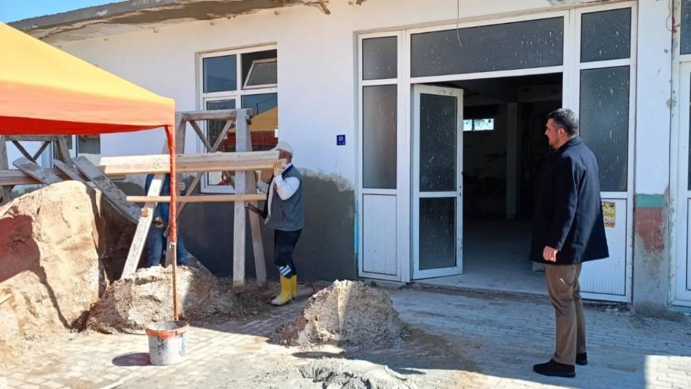 Germencik&rsquo;te d&uuml;ğ&uuml;n salonları ve okul &ouml;n&uuml;nde bakım &ccedil;alışması s&uuml;r&uuml;yor
