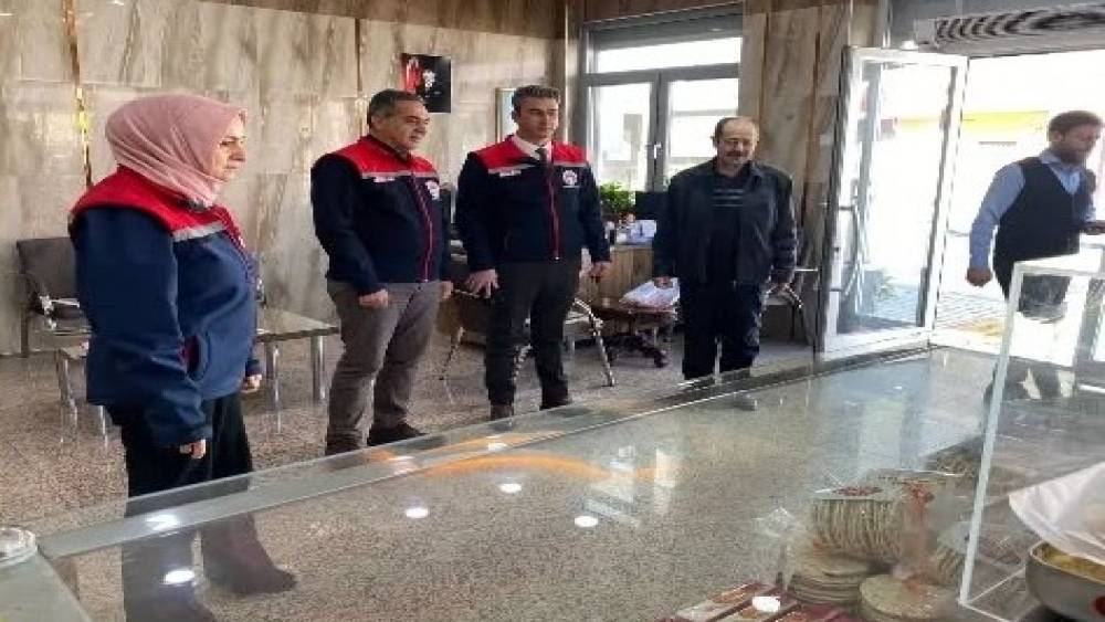 Ramazan sofraları i&ccedil;in g&uuml;venli gıda denetimi Ko&ccedil;arlı ile devam etti
