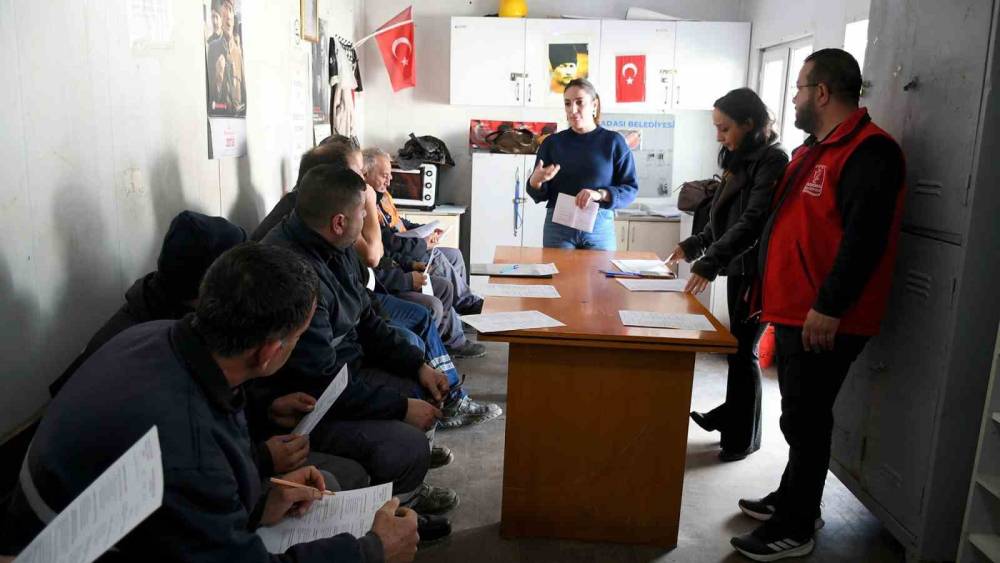 Kuşadası Belediyesi&rsquo;nden personeline İş Sağlığı ve G&uuml;venliği Eğitimi
