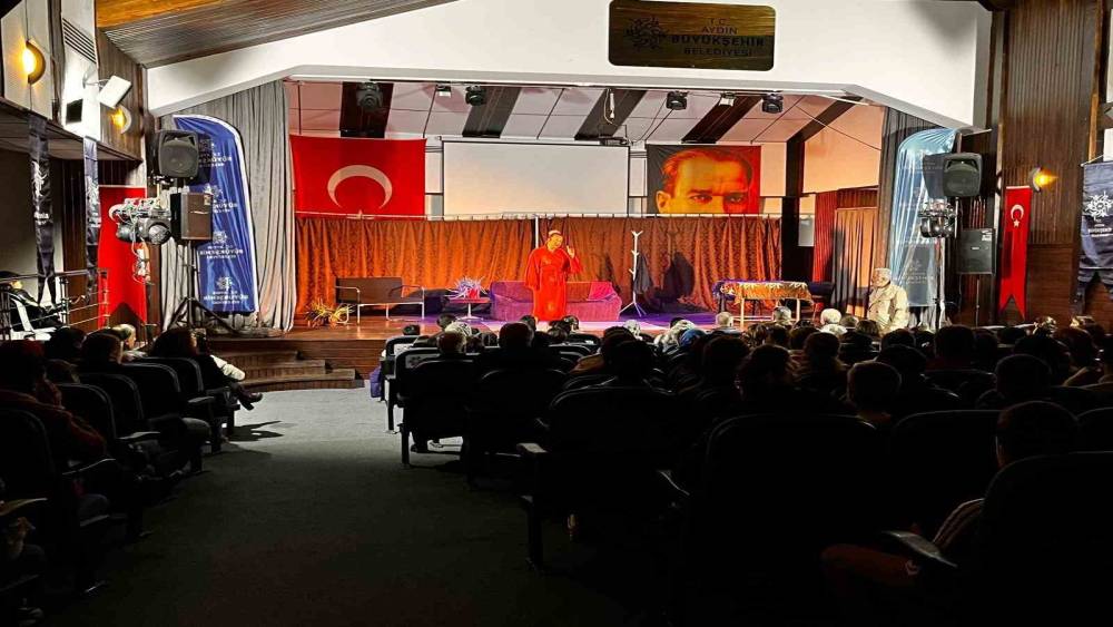 Karacasu&rsquo;da &rsquo;İyi Delirdik&rsquo; tiyatro oyunu vatandaşlarla buluştu
