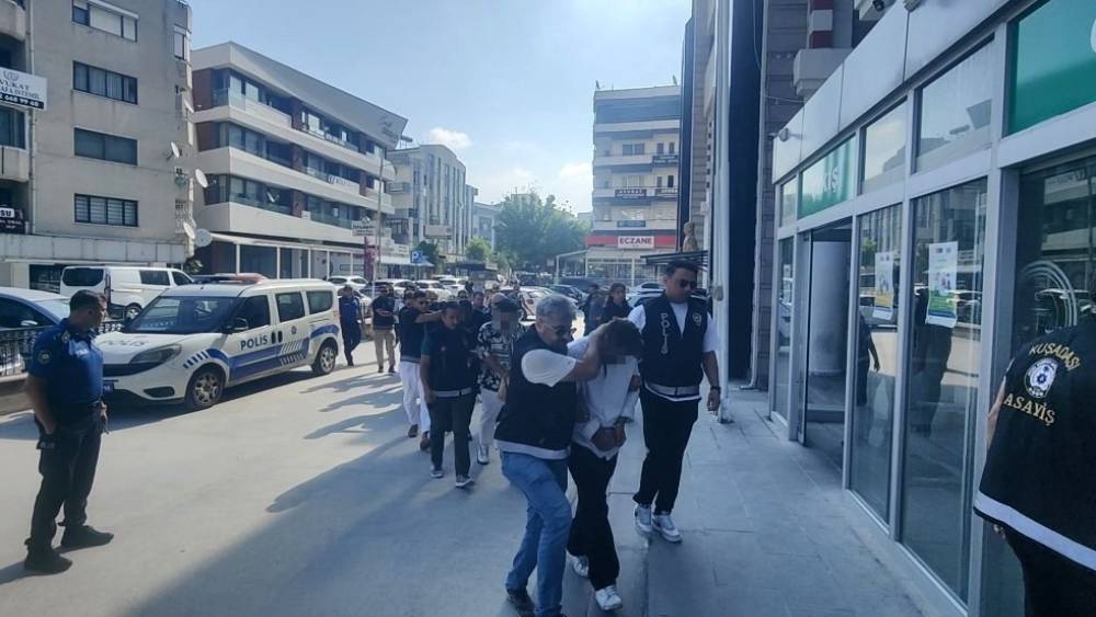 Silahla vurdukları adamı darbederek &ouml;ld&uuml;rd&uuml;ler: Cinayet anı kamerada
