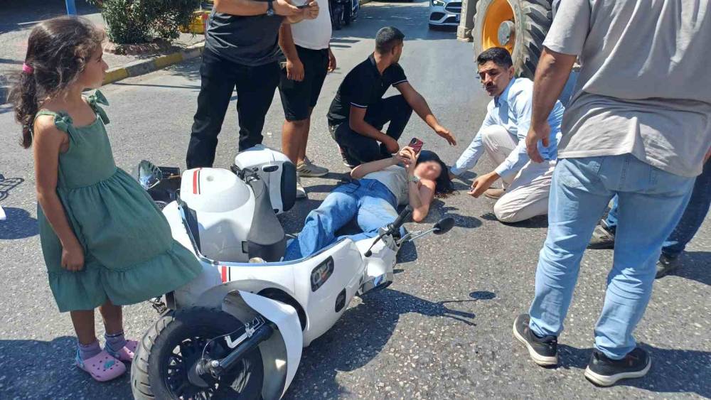 Panik fren yapan motosiklet s&uuml;r&uuml;c&uuml;s&uuml; 3 metre s&uuml;r&uuml;klendi
