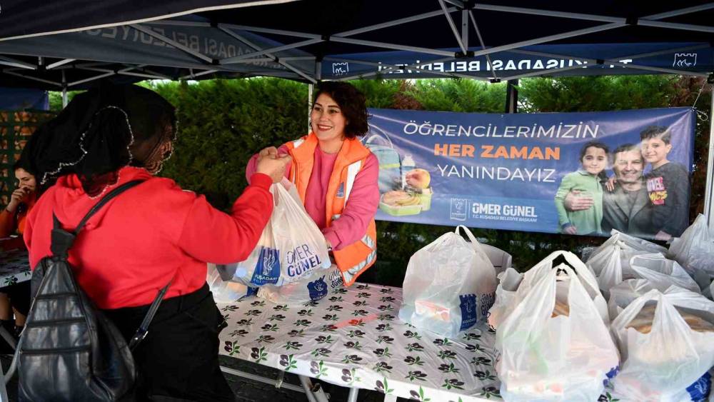 Kuşadası’nda beslenme çantalarını belediye dolduruyor
