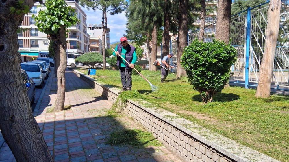 Efeler&rsquo;de yeşil alanlarda &ccedil;alışmalar s&uuml;r&uuml;yor
