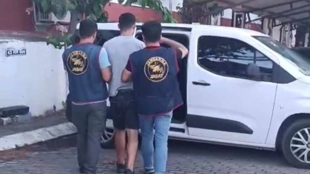 26 yıl 1 ay hapis cezası bulunan firari h&uuml;k&uuml;ml&uuml; kıskıvrak yakalandı
