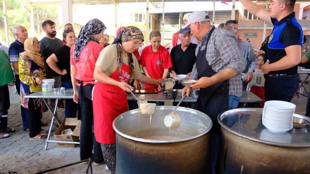Horsunlu&rsquo;da kurtuluş g&uuml;n&uuml;ne &ouml;zel 15 kazan keşkek dağıtıldı
