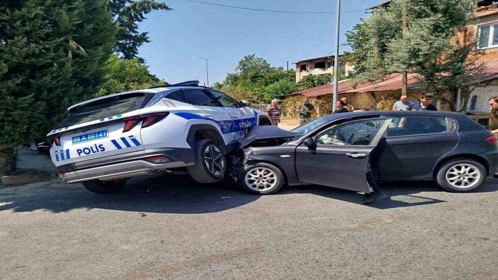 Nazilli&rsquo;de polis aracı ile otomobil &ccedil;arpıştı: 2 yaralı
