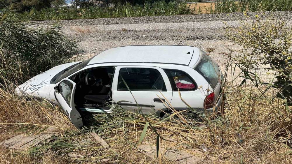 Otomobil şarampole u&ccedil;tu
