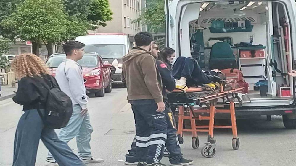 Ticari ara&ccedil; ile motosiklet &ccedil;arpıştı: 1 yaralı
