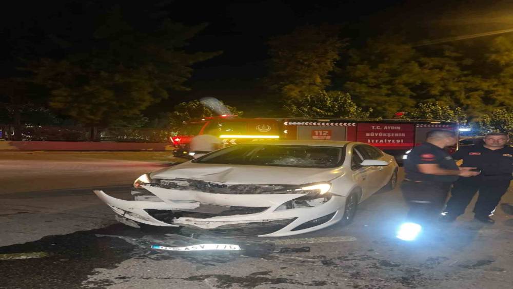 Otomobil ile motosiklet kafa kafaya &ccedil;arpıştı
