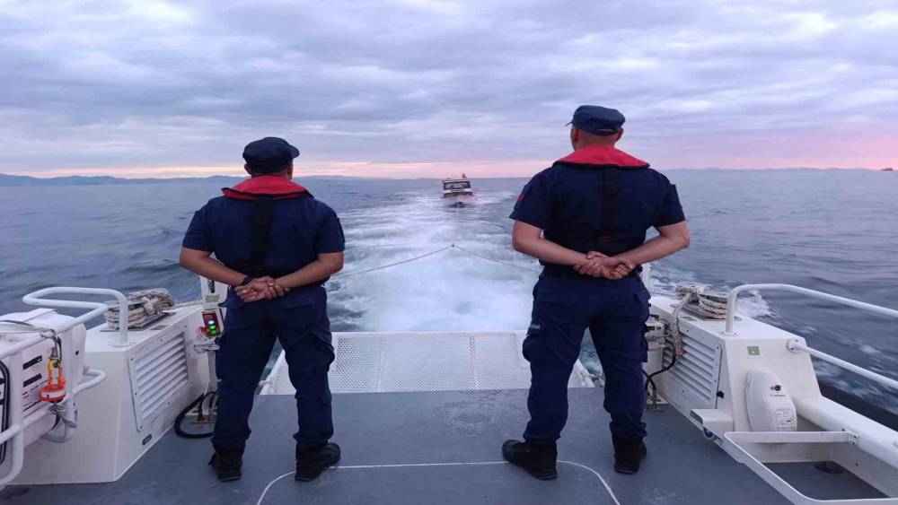 Aydın a&ccedil;ıklarında 3 şahıs kurtarıldı
