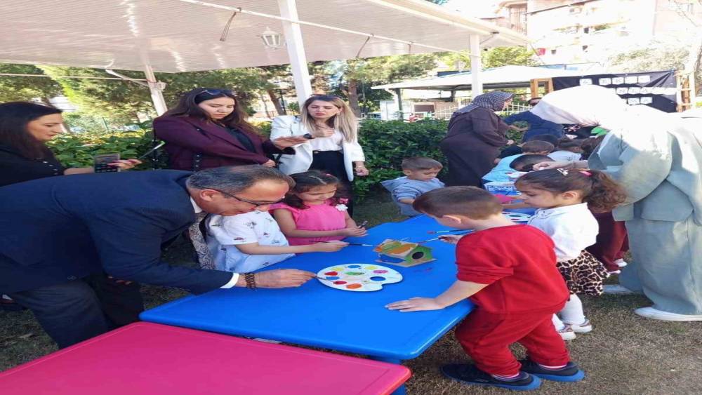 Efeler&rsquo;de minik eller kuşlar i&ccedil;in yuva yaptı
