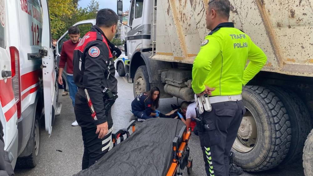 Kamyonun altında kalan motosikletli kurye ağır yaralandı
