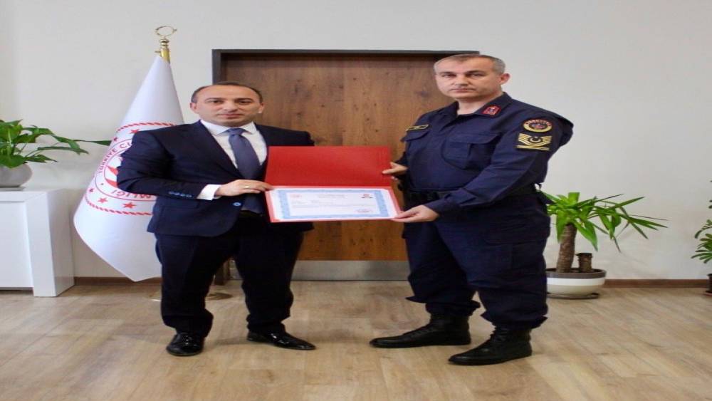 &Ccedil;ine Kaymakamı Erdoğan&rsquo;dan jandarma personeline başarı belgesi

