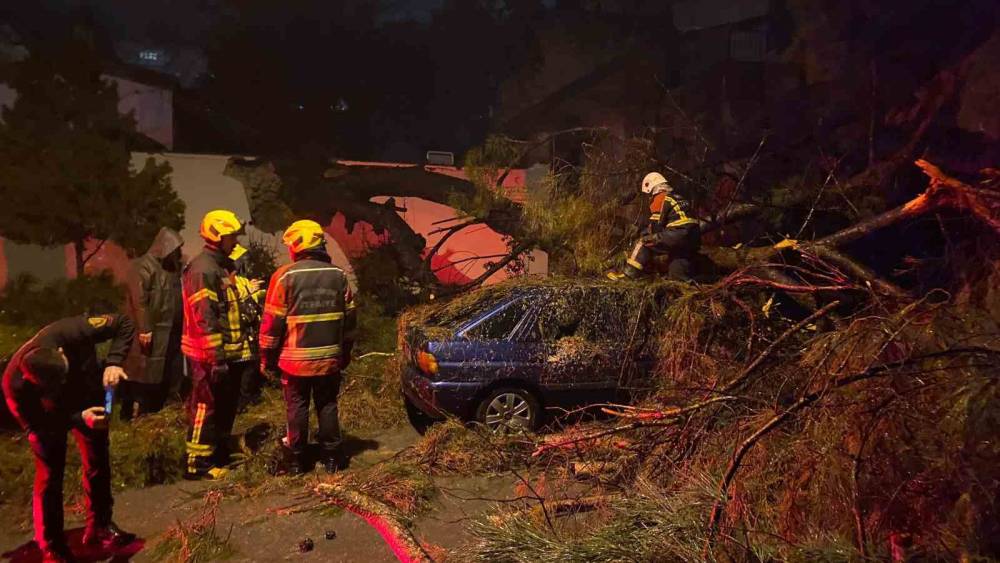 &Ouml;nce duvarı yıktı sonra otomobilin &uuml;zerine devrildi: 2 yaralı
