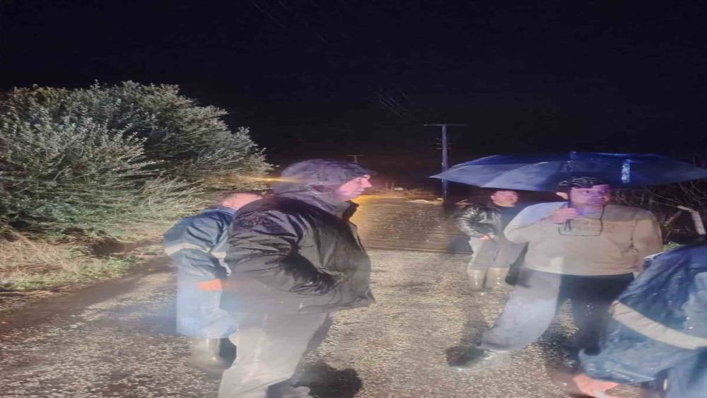 Naipli &Ccedil;ayı taştı, Germencik Belediyesi ekipleri m&uuml;dahale etti
