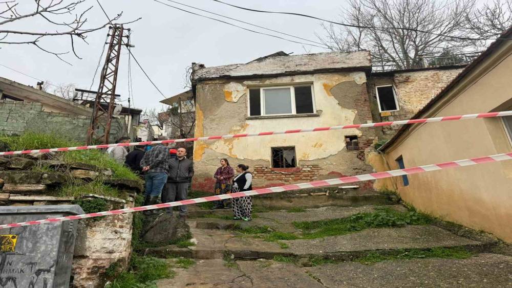 S&ouml;ke&rsquo;de yağmur sonrası evin duvarı &ccedil;&ouml;kt&uuml;