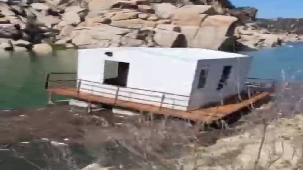 &Ccedil;ine Barajı&rsquo;nda y&uuml;zen ev
