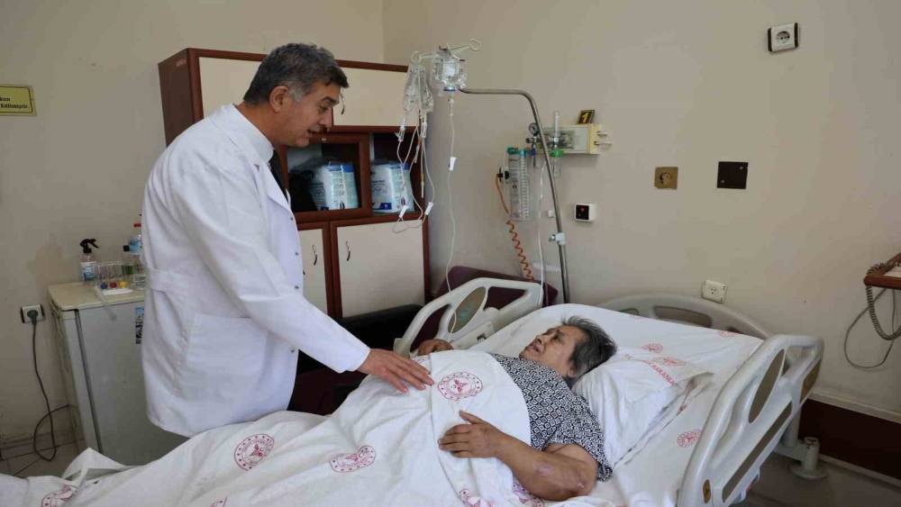 Karnından 40 kilogram kitle &ccedil;ıkarıldı
