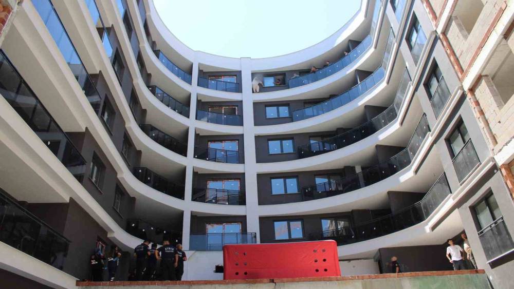 İnşaatın tepesine &ccedil;ıkan şahıs, ekiplerin &ccedil;abasıyla ikna edildi
