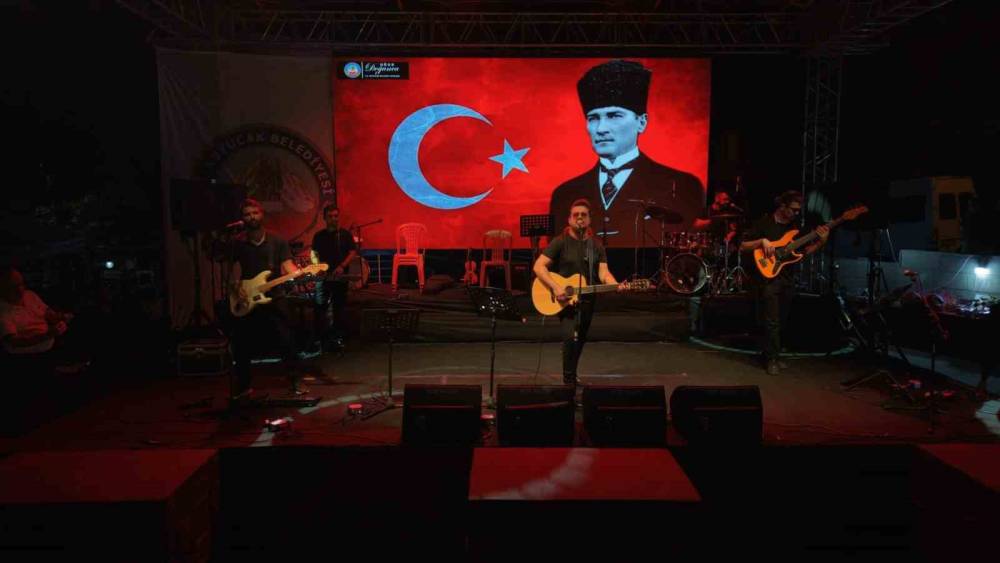 Kuyucak&rsquo;ta kurtuluş coşkusu konserlerle ta&ccedil;landı

