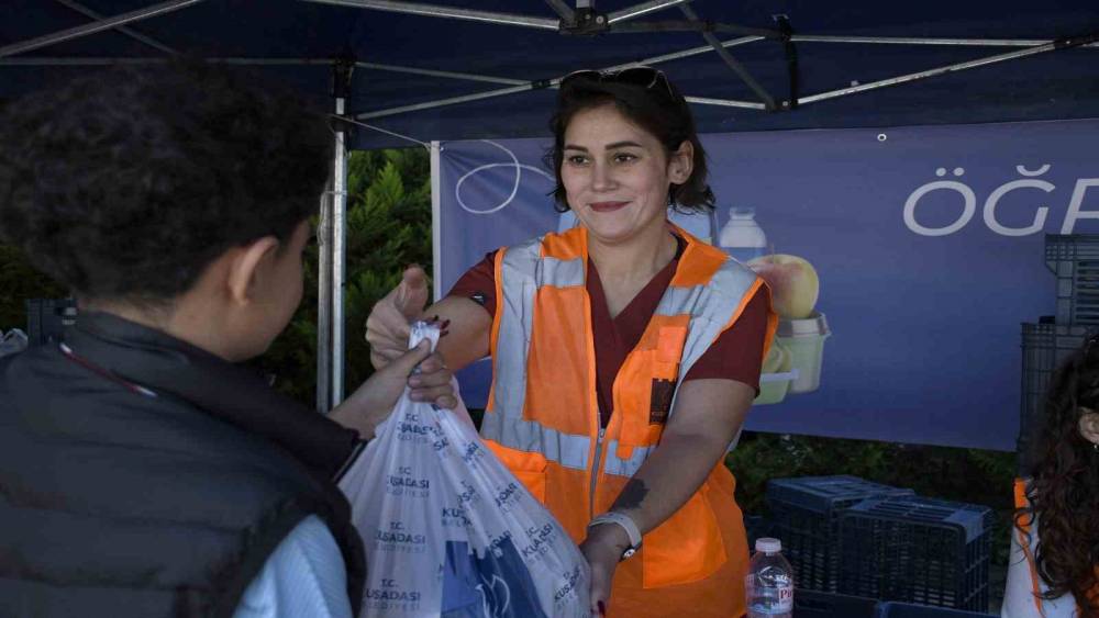 Kuşadası&rsquo;nda bin 400 &ccedil;ocuğa her hafta beslenme desteği
