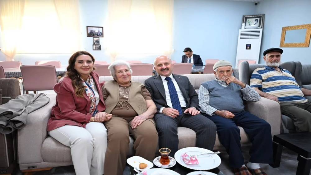 Aydın Valisi Varol, yaşlı &ccedil;ınarların g&ouml;nl&uuml;n&uuml; aldı
