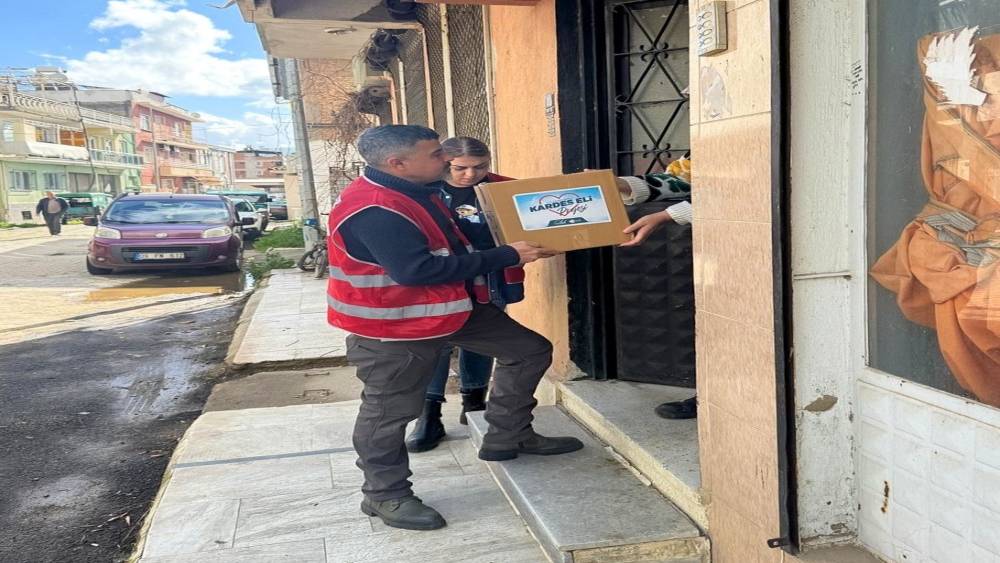 Efeler&rsquo;in &rsquo;Kardeş Eli&rsquo; projesi ihtiya&ccedil; sahibi vatandaşlara destek oldu
