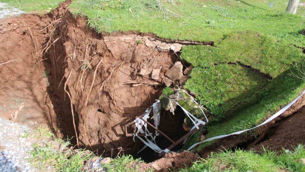 Eski su kuyusunun olduğu yol &ccedil;&ouml;kt&uuml; obruk oluştu
