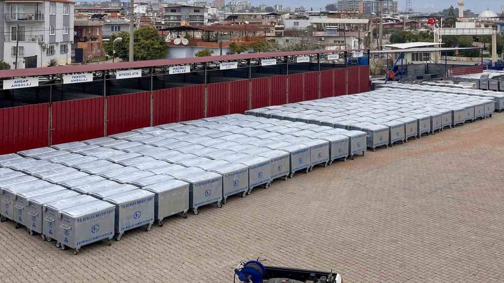 Efeler&rsquo;de &ccedil;&ouml;p konteynerleri yenileniyor
