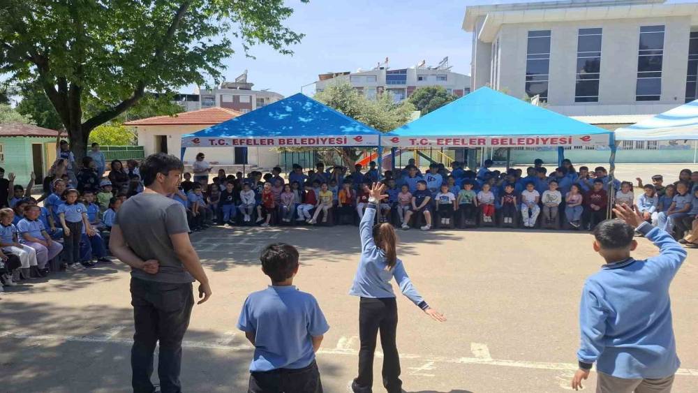 Efeler&rsquo;in sanat&ccedil;ıları &ccedil;ocuklar i&ccedil;in sahneye &ccedil;ıktı
