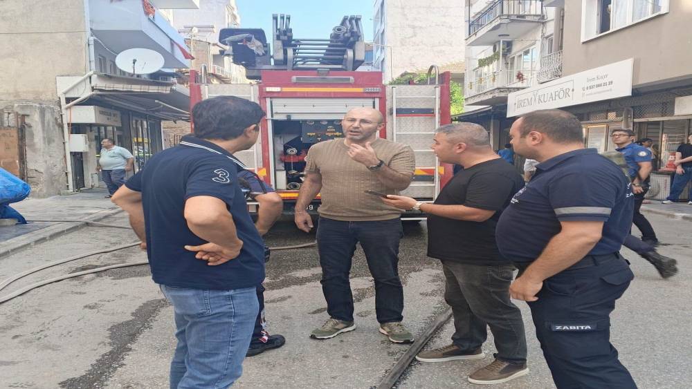 Başkan Zencirci, yanan mağazada incelemelerde bulundu
