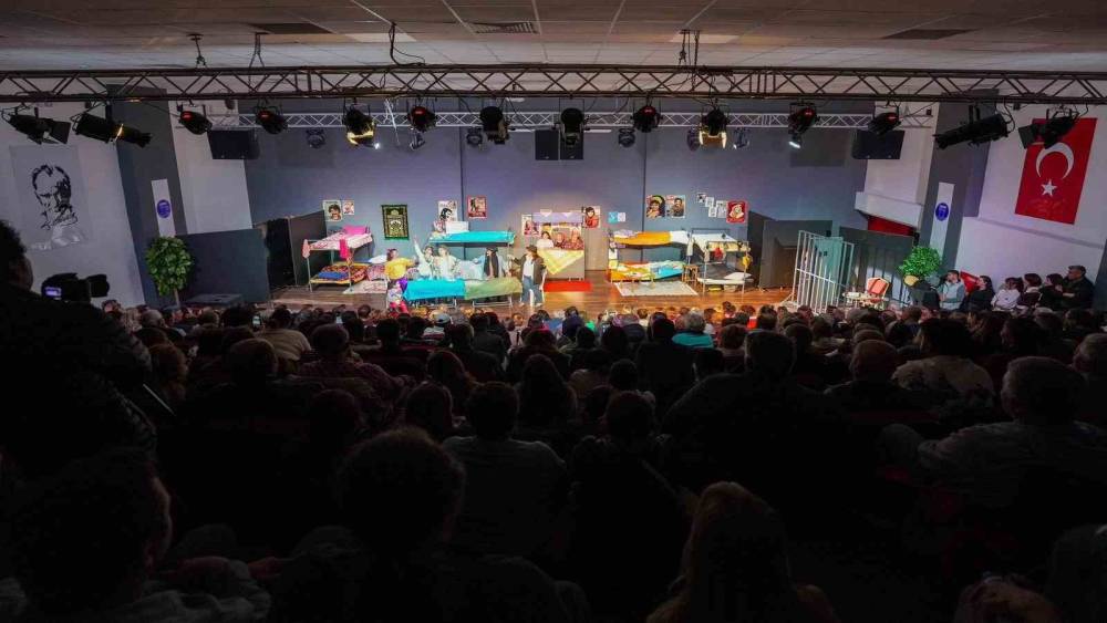 Didim&rsquo;de &lsquo;Kadın Kadına &Ouml;zg&uuml;rl&uuml;k&rsquo; oyunu sanatseverlerle buluştu
