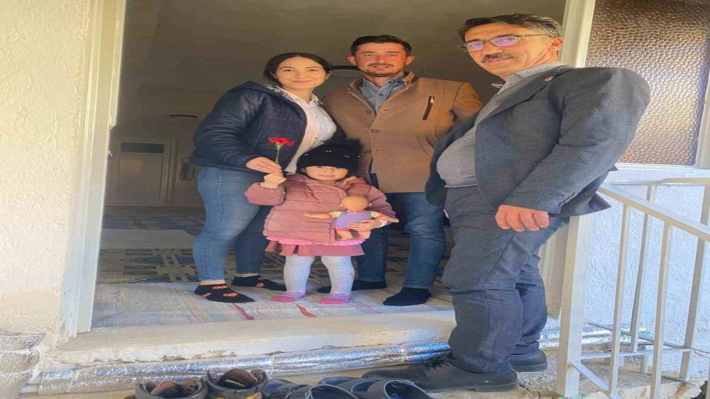 Meşeli Mahalle Muhtarı Yavuz&rsquo;dan Kadınlara 8 Mart jesti
