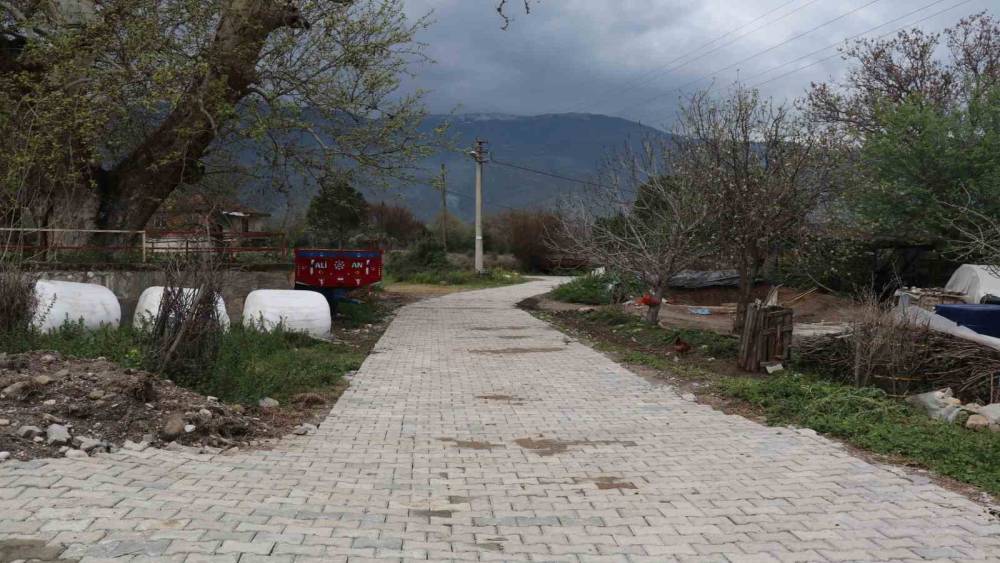 Bozdoğan Ak&ccedil;ay Mahallesi&rsquo;nde yollar yenilendi
