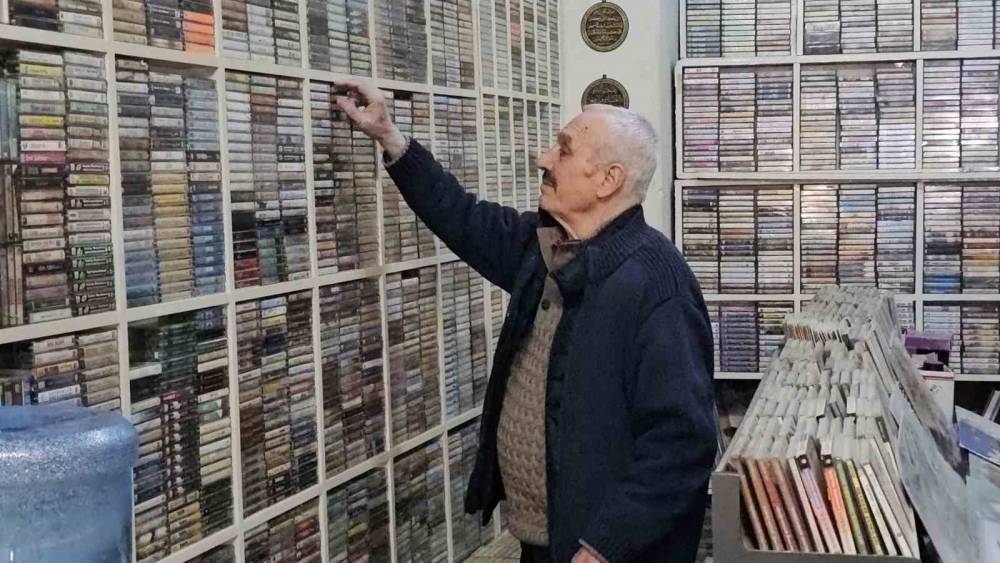 Teknolojiye direndi, 50 yıldır plak ve kaset satıyor
