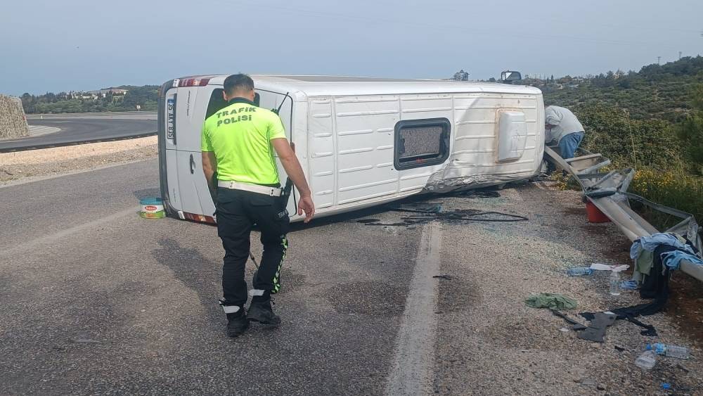 Otomobille &ccedil;arpışan yolcu minib&uuml;s&uuml; yan yattı: 10 yaralı
