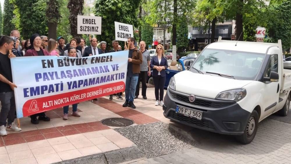 Hatalı parka sloganlı uyarı: "Hey şof&ouml;r baksana, ne işi var bu arabanın kaldırımda"
