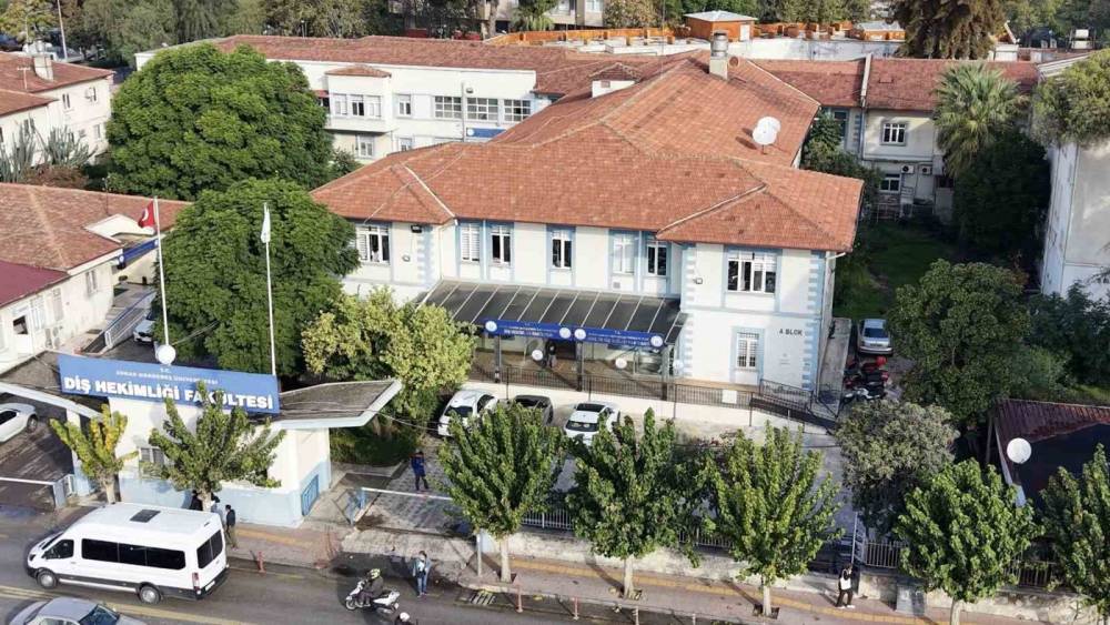 AD&Uuml; Diş Hekimliği Fak&uuml;ltesi 2025 yılında 103 lisans, 16 uzmanlık &ouml;ğrencisini mezun etti
