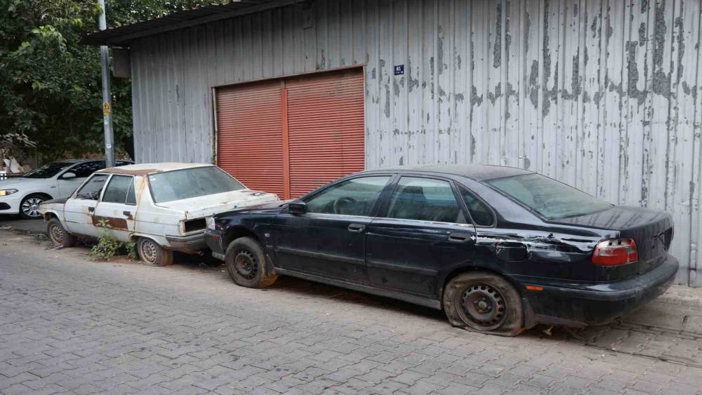 Efeler&rsquo;de terk edilmiş hurda ara&ccedil;lar vatandaşların korkulu r&uuml;yası oldu
