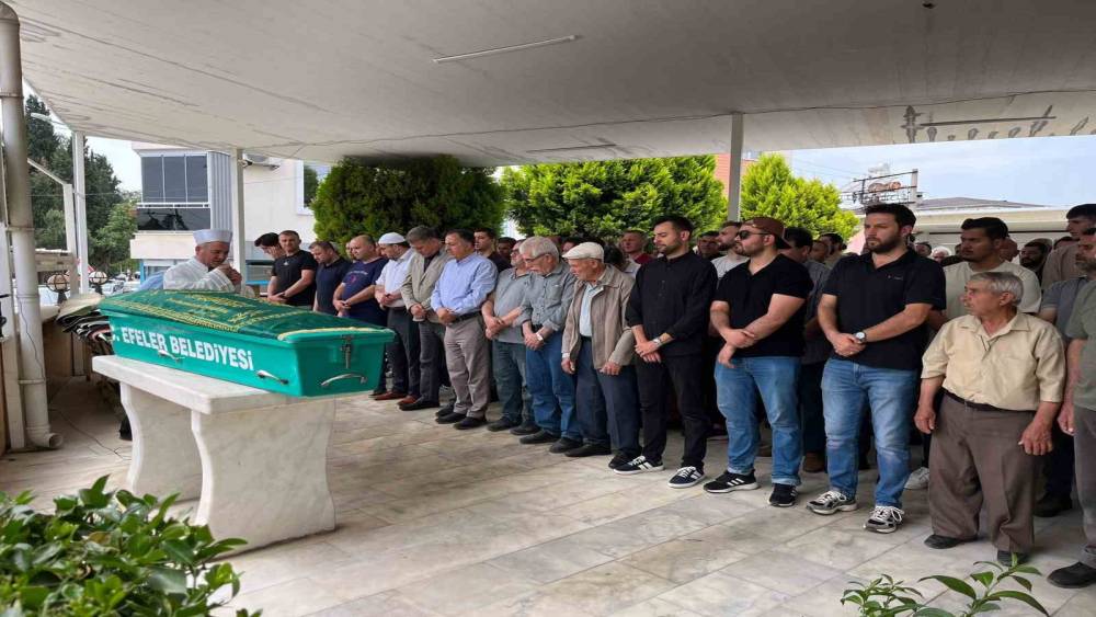 Kalp krizi geçirip hayatını kaybeden müezzin toprağa verildi
